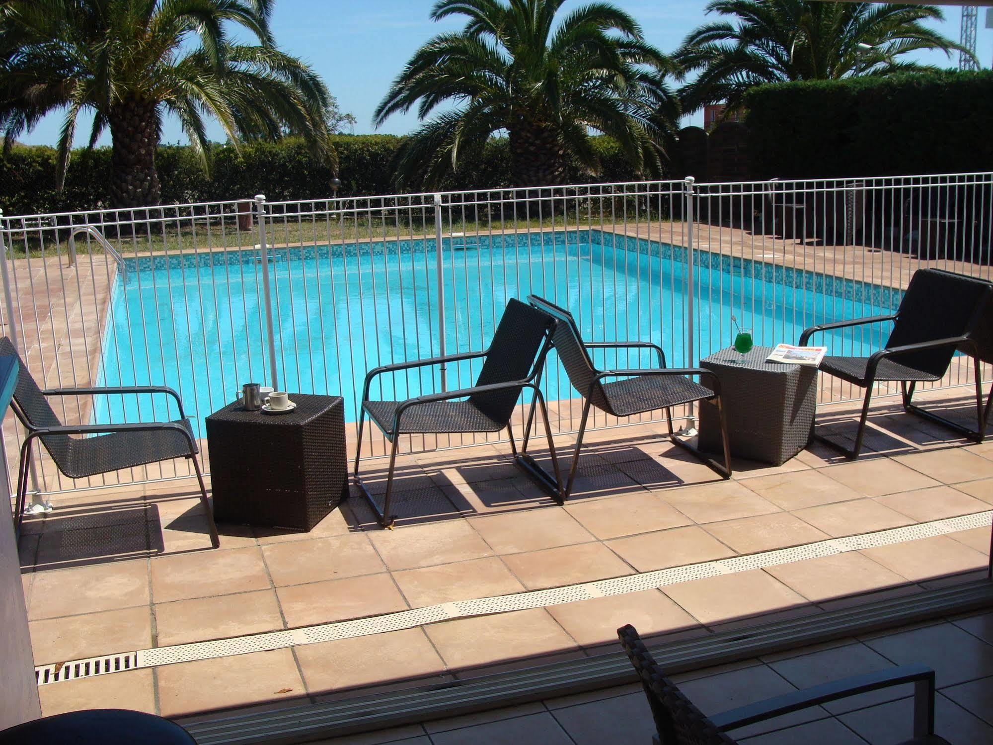 Hotel Althea - Piscine Et Sauna Безие Екстериор снимка